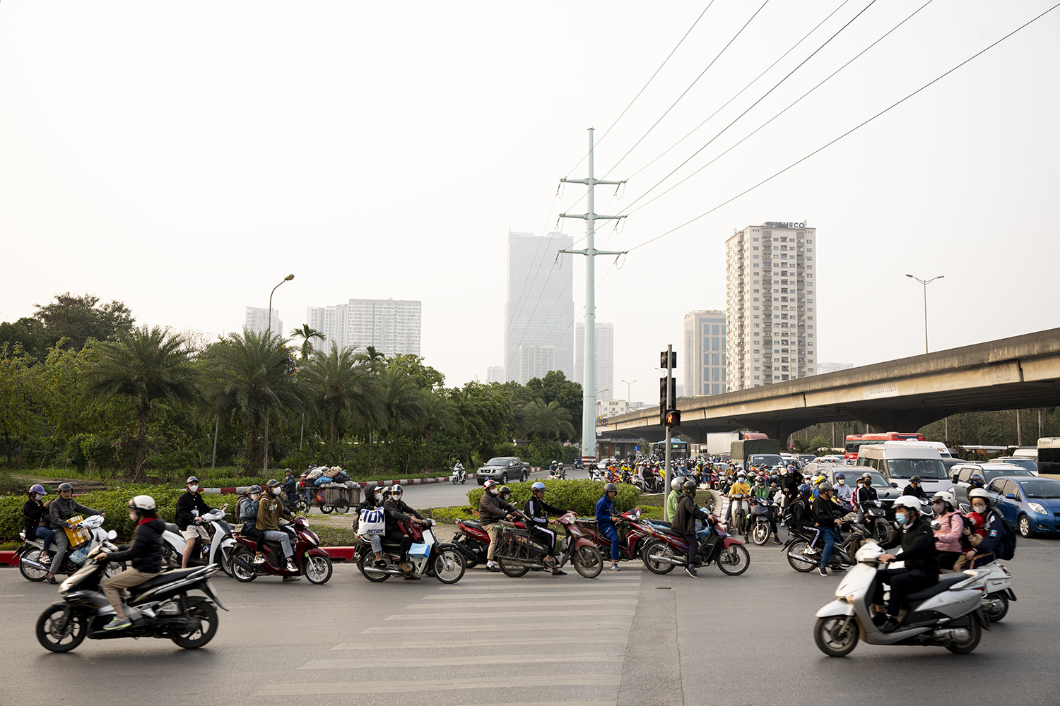 “Hành vi chạy ngược chiều “đi tắt đón đầu” vào nút giao không chỉ thể hiện sự thiếu ý thức của chủ điều khiển phương tiện mà còn gây nguy hiểm cho bản thân và&nbsp;người khác khi đang tham gia giao thông”, luật sư Kiên nói.