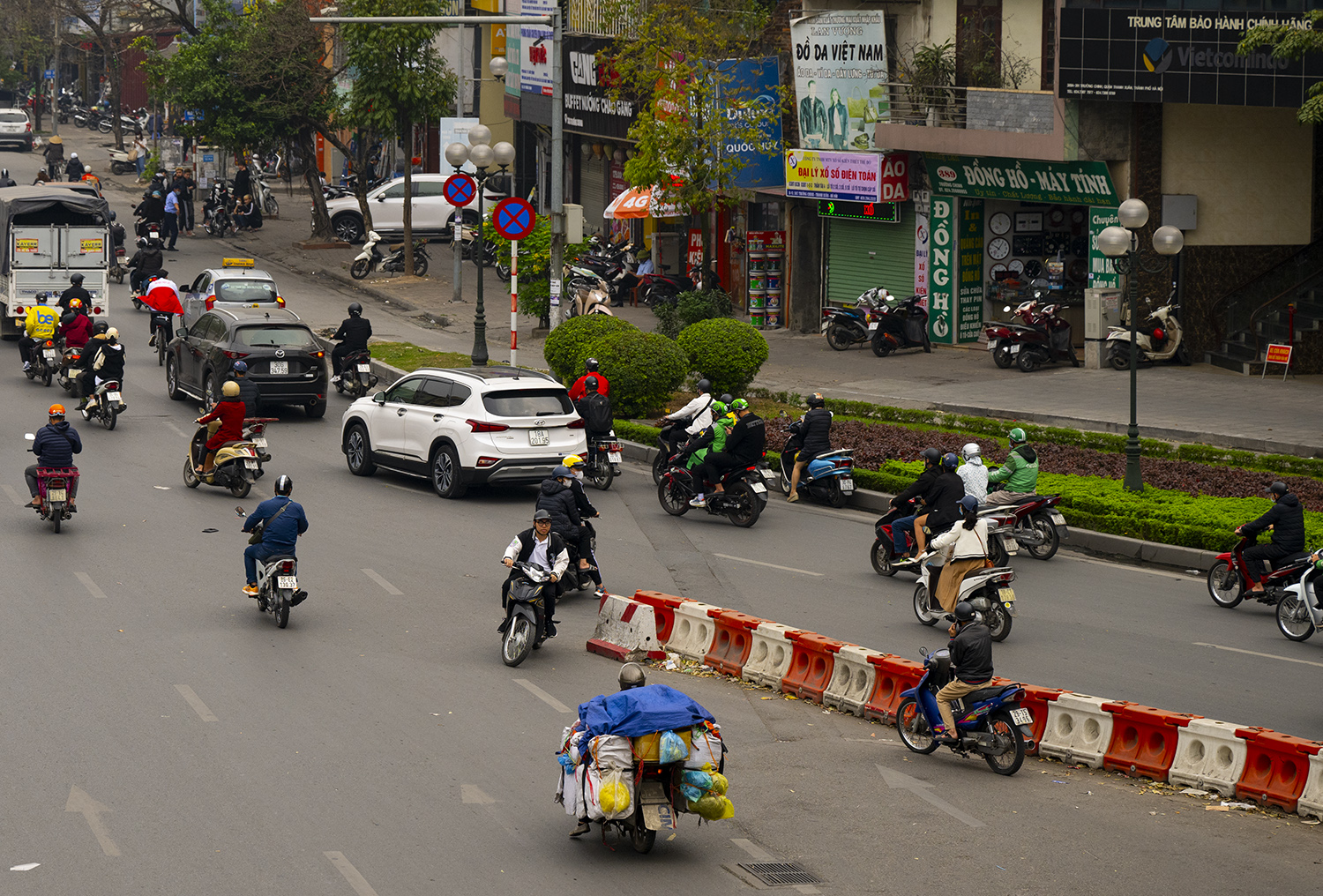 Di chuyển vào làn ngược chiều là hành vi hết sức nguy hiểm, thêm vào đó, với những đoạn đường chật hẹp, đây là hành vi dễ gây ra ùn tắc.