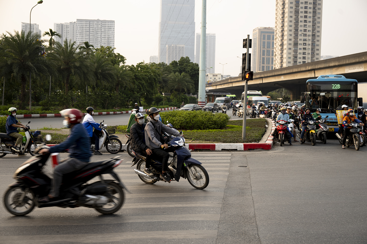 Bất chấp nguy hiểm, nhiều phương tiện còn cố tình đi ngược chiều và vượt luôn đèn đỏ.