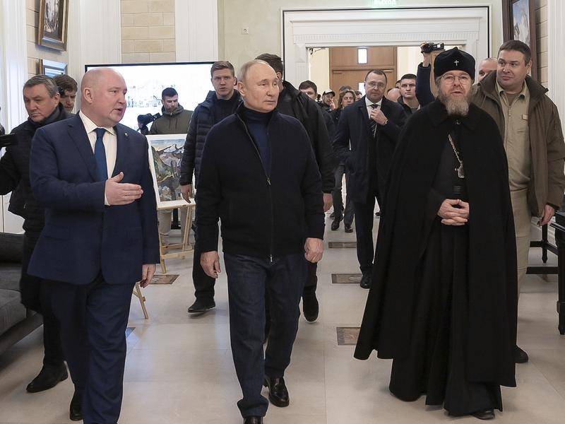 Trước khi tới Mariupol, ông Putin đã thăm bán đảo Crimea.