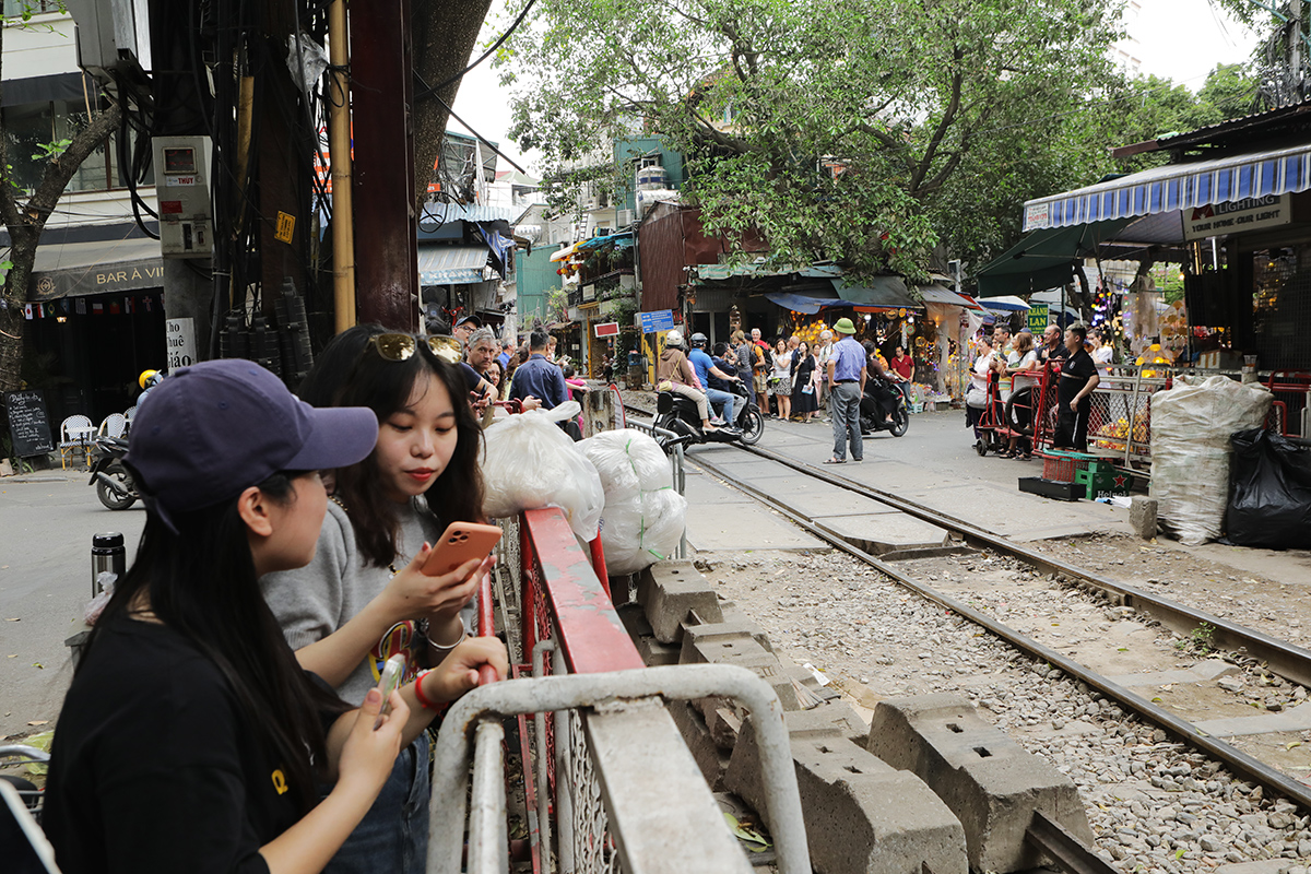 Phố đường tàu nối giữa phố Lê Duẩn, Trần Phú, Cửa Đông và Phùng Hưng, dài khoảng 2km được biết đến là địa điểm thu hút rất đông khách du lịch kéo đến thăm quan, chụp ảnh… trải nghiệm không gian khác lạ của Hà Nội