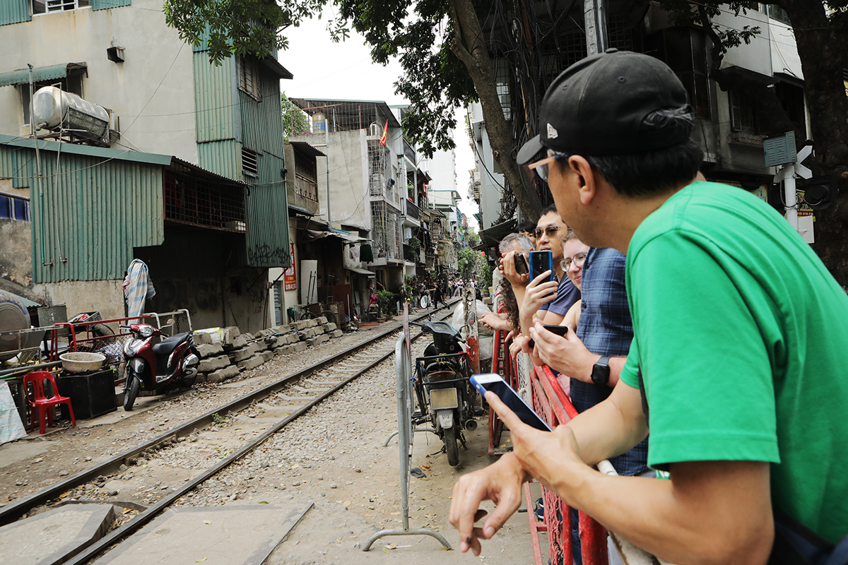 Hà Nội: Du khách tràn vào phố cà phê đường tàu trải nghiệm cảm giác mạnh ngày cuối tuần - 5