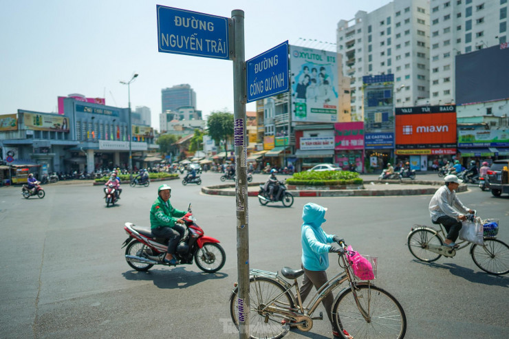 Cảnh sập xệ, nhà ổ chuột trong khu Mả Lạng khác hẳn so với bộ mặt phía ngoài mặt tiền - nơi cách đó chỉ vài bước chân.