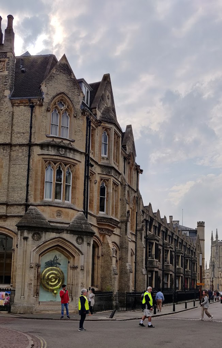 Cambridge là một thành phố ở phía đông nước Anh, cách London 50 km về phía bắc.&nbsp;Hệ thống đường bộ và đường sắt ở đây rất tốt, rất gần với sân bay chính của London.&nbsp;Trung tâm thành phố lúc nào cũng chật kín sinh viên đi học bằng xe đạp. Cambridge nhỏ nhưng sôi động, cung cấp nhiều cơ sở vật chất, dịch vụ cho những người đến làm việc và học tập.
