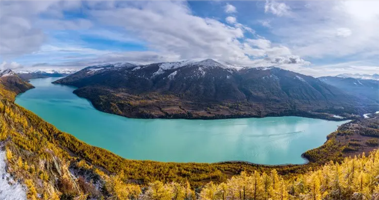 Kanas ở Bắc Tân Cương: Ẩn mình trong rừng sâu và núi Altay, Kanas là một hồ nước trên núi thực sự đẹp. Nơi đây nổi tiếng là 'viên ngọc du lịch của Mountainous Altai'. Hồ có màu sắc khác nhau theo 4 mùa: lúc thì xanh trong như pha lê, lúc thì xanh đậm hoặc thậm chí là xám.
