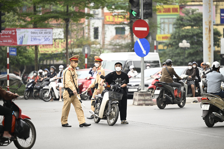 Nhiều tài xế xe máy vi phạm chạy ngược chiều đã bị cán bộ Đội CSGT số 3 lập biên bản xử phạt về hành chạy ngược chiều trên đường có biển cấm đi ngược chiều, tạm giữ đăng ký xe.
