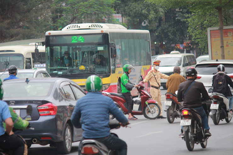 Khi cán bộ CSGT hỏi về lý do bất chấp nguy hiểm chạy ngược chiều, các tài xế vi phạm đều giải thích đang có việc gấp như vội đi học, vội đi khám bệnh… Lái xe công nghệ thì giải thích vội đón khách hoặc giao hàng cho khách.
