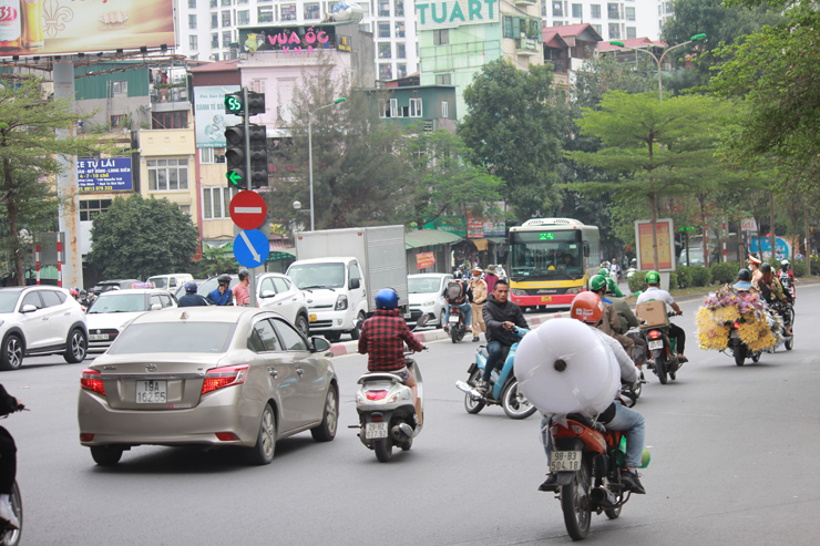 Không ít lái xe máy chạy ngược chiều thấy chiến sĩ CSGT ra hiệu lệnh dừng xe đã quay đầu bỏ chạy.
