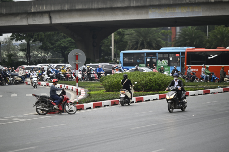 Tại nút giao thông Phạm Hùng – Đại lộ Thăng Long, vào giờ cao điểm cuối giờ chiều, mỗi khi có đèn đỏ, hàng chục xe máy lại nối đuôi nhau chạy từ đường Phạm Hùng&nbsp; vòng qua bùng binh tam giác (có cắm biển cấm quay đầu) rồi chạy ngược chiều trên đường Đại lộ Thăng Long để đón đầu đoàn xe đang dừng chờ đèn đỏ.
