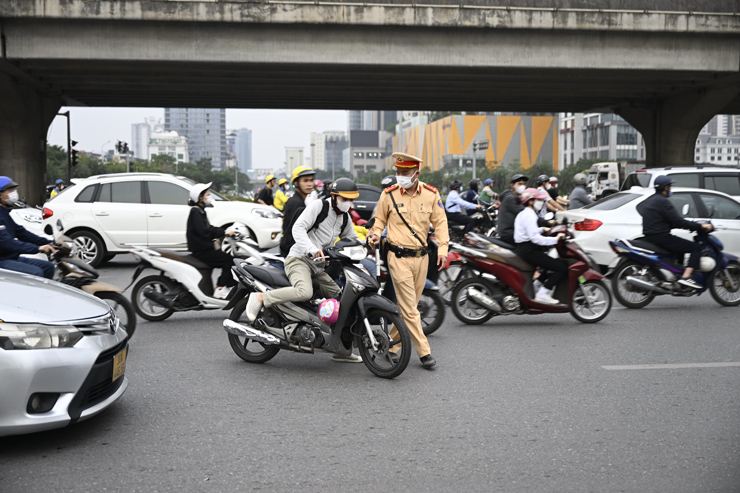 Nam tài xế vừa quay đầu xe ở đoạn cấm quay đầu trên Đại lộ Thăng Long để "đi sau về trước" lập tức bị chiến sĩ Đội CSGT số 6 Hà Nội dừng xe, xử lý.
