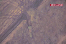 Video: UAV Nga bổ nhào xuống xe pháo uy lực đang ẩn nấp của Ukraine