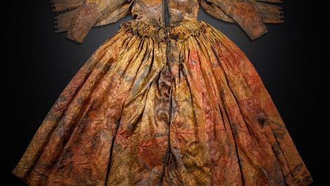 Một chiếc váy gấm hoa bằng lụa sa tanh là một trong những món đồ được trục vớt từ xác tàu đắm Palmwood, ngoài khơi đảo Texel ở Biển Bắc. – Nguồn: CNN.