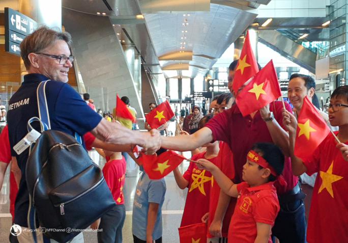 HLV Troussier được người hâm mộ Việt Nam chào đón cuồng nhiệt ở Qatar. Ảnh: VFF