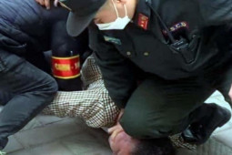 Hà Nội: Ma men ”tung cước” vào mặt cảnh sát 141