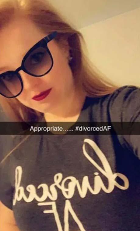 Brandi Lee mặc áo in hình chữ "divorce" (ly hôn) khi chia sẻ về việc trả tiền xu cho chồng. Ảnh: Facebook.