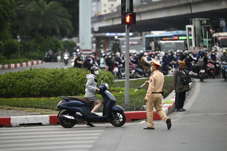 Bị chiến sĩ CSGT dừng xe sau khi bất chấp nguy hiểm quay đầu ở nơi có biển cấm, chạy ngược chiều trên Đại lộ Thăng Long, nữ tài xế nói vội về đón con.
