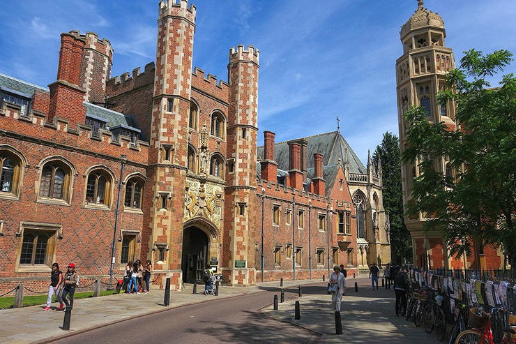 Đây là trường đại học lâu đời thứ 2 trên thế giới sau sau Đại học Oxford. Trường bao gồm 31 trường thành viên, mỗi trường nhỏ đều có lịch sử thành lập riêng.
