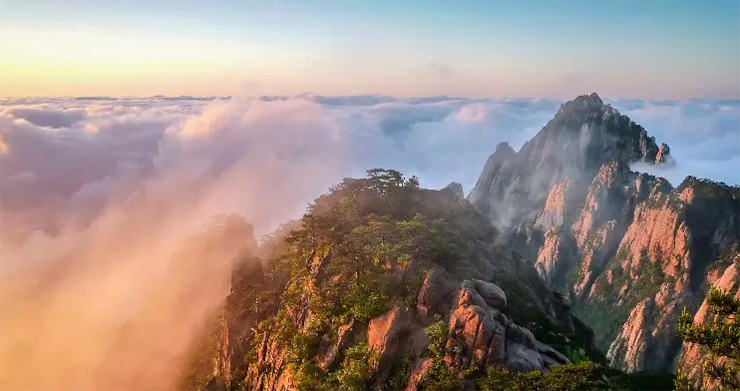 Dãy núi Hoàng Sơn: Những ngọn núi huyền bí sương mù này là đẹp và nổi tiếng nhất ở Trung Quốc. Các ngôi làng lân cận dãy núi như Hoành thôn từng được coi là điều tuyệt vời của Trung Quốc cổ đại.

