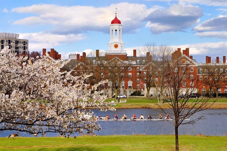 3. Đại học Harvard, Mỹ

Là một trong những tổ chức giáo dục lớn nhất thế giới, Đại học Harvard cũng là ngồi trường lâu đời nhất ở Mỹ. Tọa lạc tại thành phố duyên dáng Cambridge, cách trung tâm Boston một vài trạm dừng tàu điện ngầm, những tòa nhà gạch đỏ ngoạn mục của trường có từ năm 1636 và bao quanh một khoảng sân đầy cây cối xanh mát. Thư viện Widener là trung tâm của khuôn viên trường, với mặt tiền có hàng cột và phòng đọc hình vòm thùng hùng vĩ.
