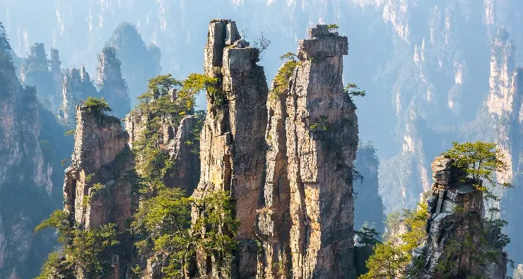 Trương Gia Giới: Trương Gia Giới nổi tiếng với những đỉnh núi cao chót vót, cột đá ngoạn mục và thung lũng sâu. Rừng trụ đá khổng lồ là một trong những nguồn cảm hứng tốt nhất cho các nhiếp ảnh gia ở Trung Quốc.
