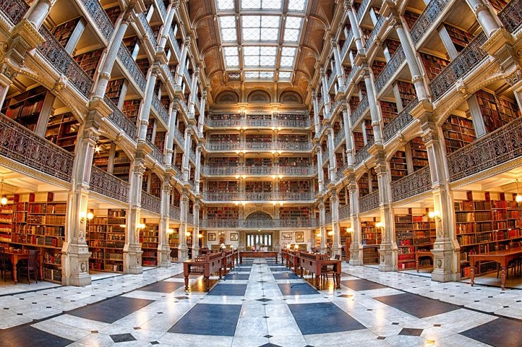 5. Đại học John Hopkins, Mỹ

Tọa lạc tại thành phố Baltimore, bang Maryland, Đại học John Hopkins đã hơn 145 năm tuổi. Được mệnh danh là trường đại học nghiên cứu đầu tiên của Mỹ, khuôn viên trường tràn ngập những thành tựu kỹ thuật ấn tượng. Tuy nhiên, điểm nổi bật phải là Thư viện Peabody, mở cửa vào năm 1878 được thiết kế bởi kiến ​​trúc sư địa phương Edmund G. Lind. Các phòng trong thư viện được thiết kế chỉn chu, nằm gọn trong năm tầng nhà với độ cao khoảng18,5 m.
