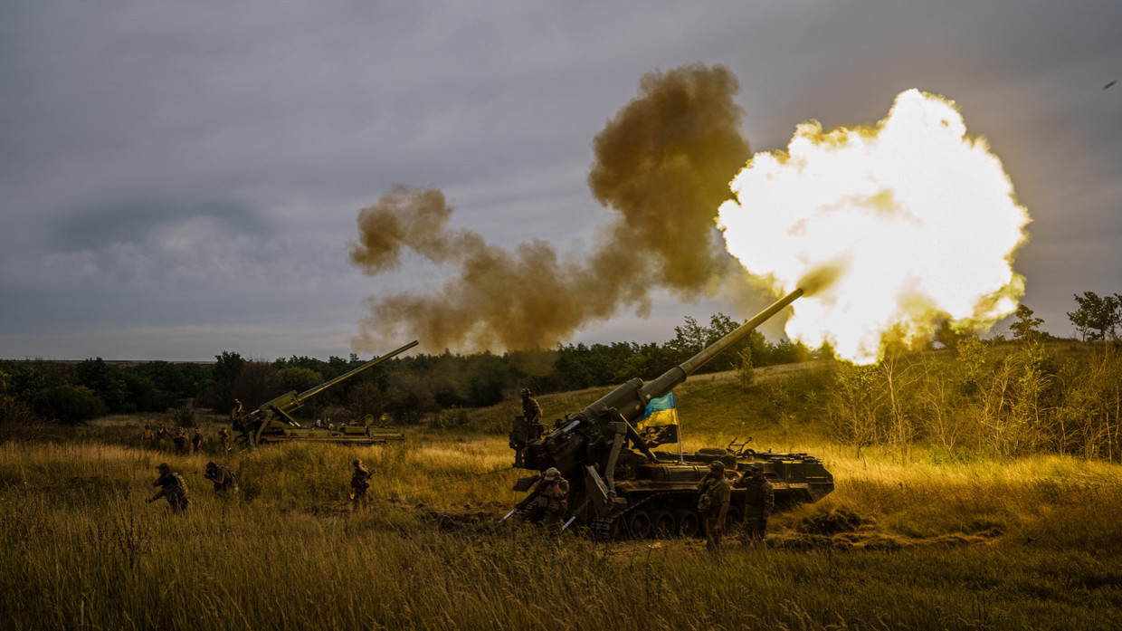 Binh sĩ Ukraine vận hành pháo tự hành trong cuộc xung đột.