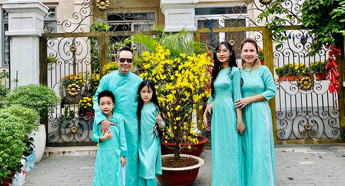Gia đình anh chụp hình vào mùa xuân năm ngoái trước căn biệt thự khang trang ở TP. HCM