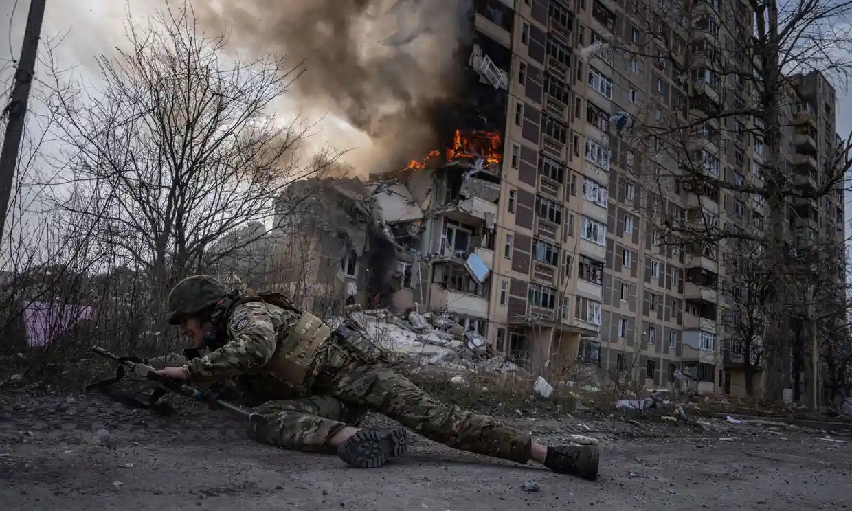 Binh sĩ Ukraine tránh pháo kích của quân đội Nga ở vùng Donetsk (ảnh: CNN)