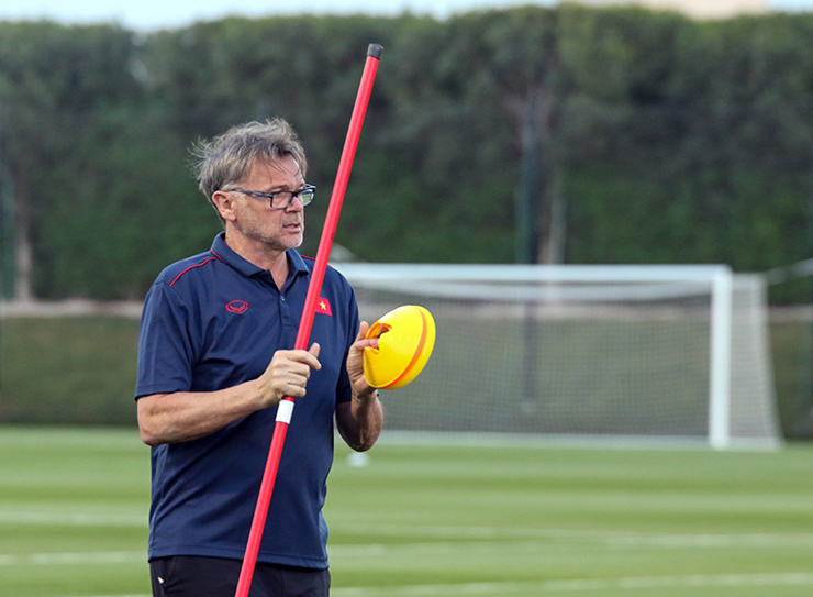 Thầy trò HLV Philippe Troussier tập luyện ở Qatar chuẩn bị cho Doha Cup 2023.