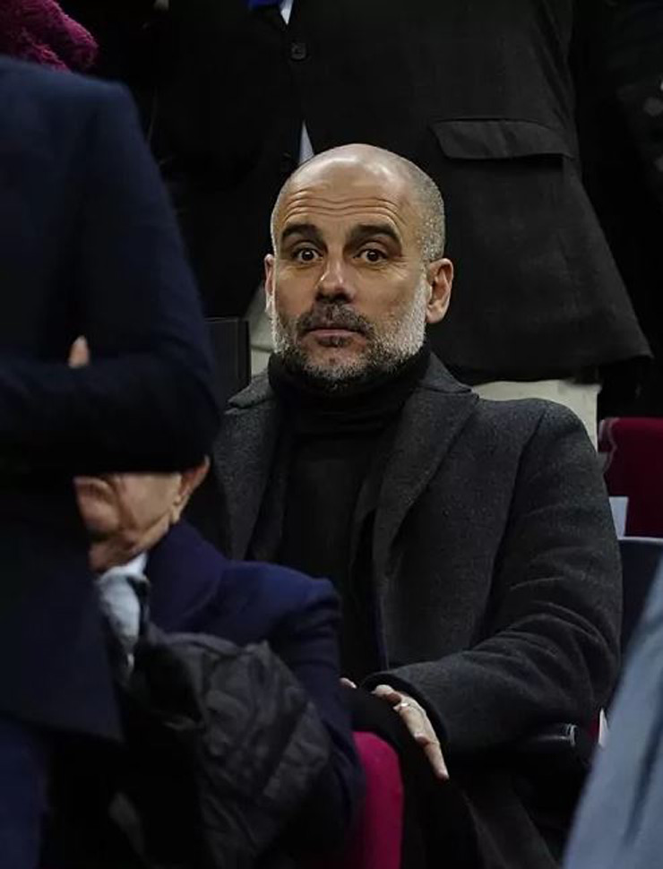 HLV Pep Guardiola (Man City) có mặt trên khán đài sân Nou Camp