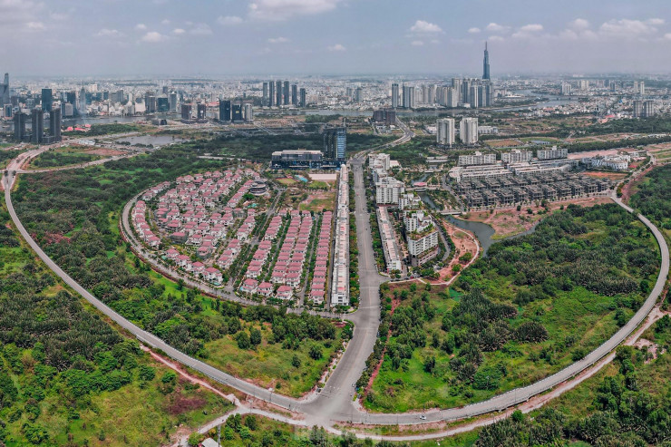 Khu đô thị mới Thủ Thiêm được Chính phủ phê duyệt quy hoạch từ năm 1996, có vị trí thuộc địa bàn các phường An Khánh, Thủ Thiêm, An Lợi Đông và một phần phường Bình An, Bình Khánh thuộc TP.Thủ Đức, nằm tại phía bờ đông của sông Sài Gòn, có tổng diện tích 657 ha.