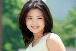Vẻ đẹp tuổi 18 như tranh vẽ của Song Hye Kyo hiện đang “gây sốt”