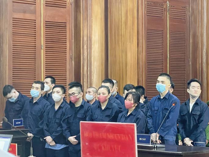 Bị cáo Võ Thùy Linh (thứ 3 từ phải sang) tại phiên xét xử.