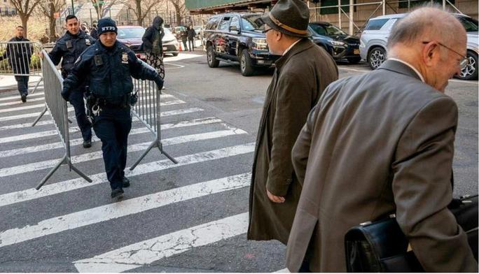 Rào chắn được dựng lên quanh trụ sở tòa án Manhattan hôm 20-3. Ảnh: Reuters