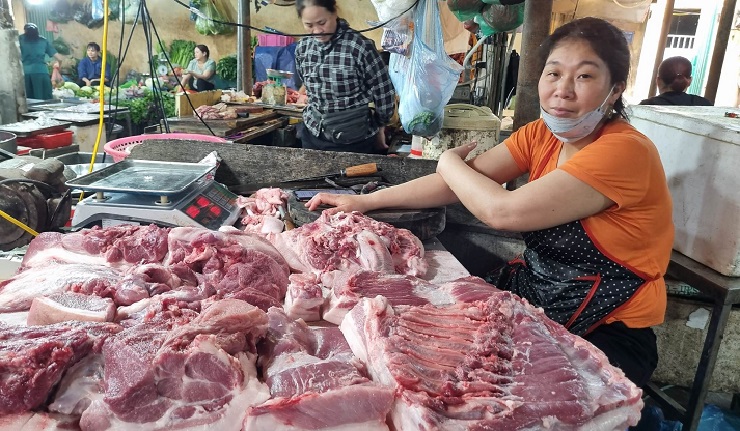 Giá thịt lợn bán lẻ tại các chợ vẫn cao, người mua thưa vắng