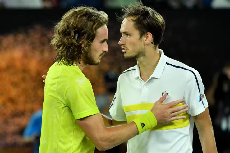 Tsitsipas (trái) và Medvedev (phải) luôn khó chịu về nhau