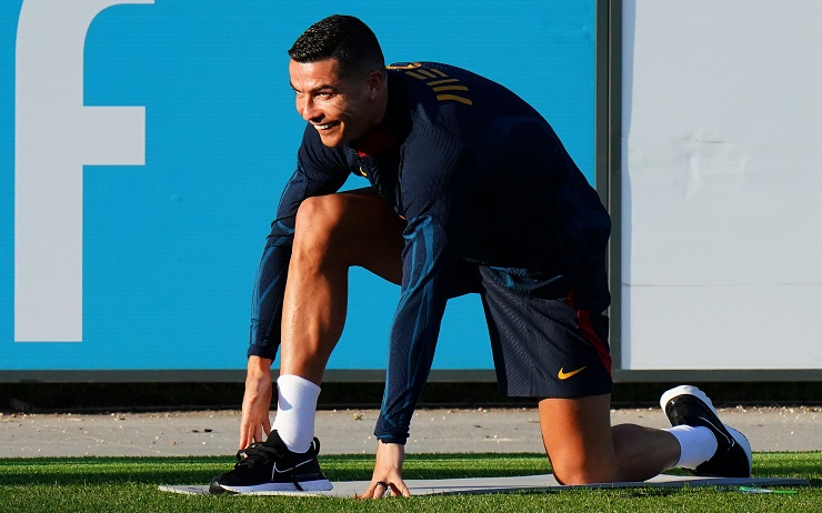 Ronaldo cười phấn khích ở buổi tập ĐT Bồ Đào Nha, sẵn sàng phá kỷ lục - 2