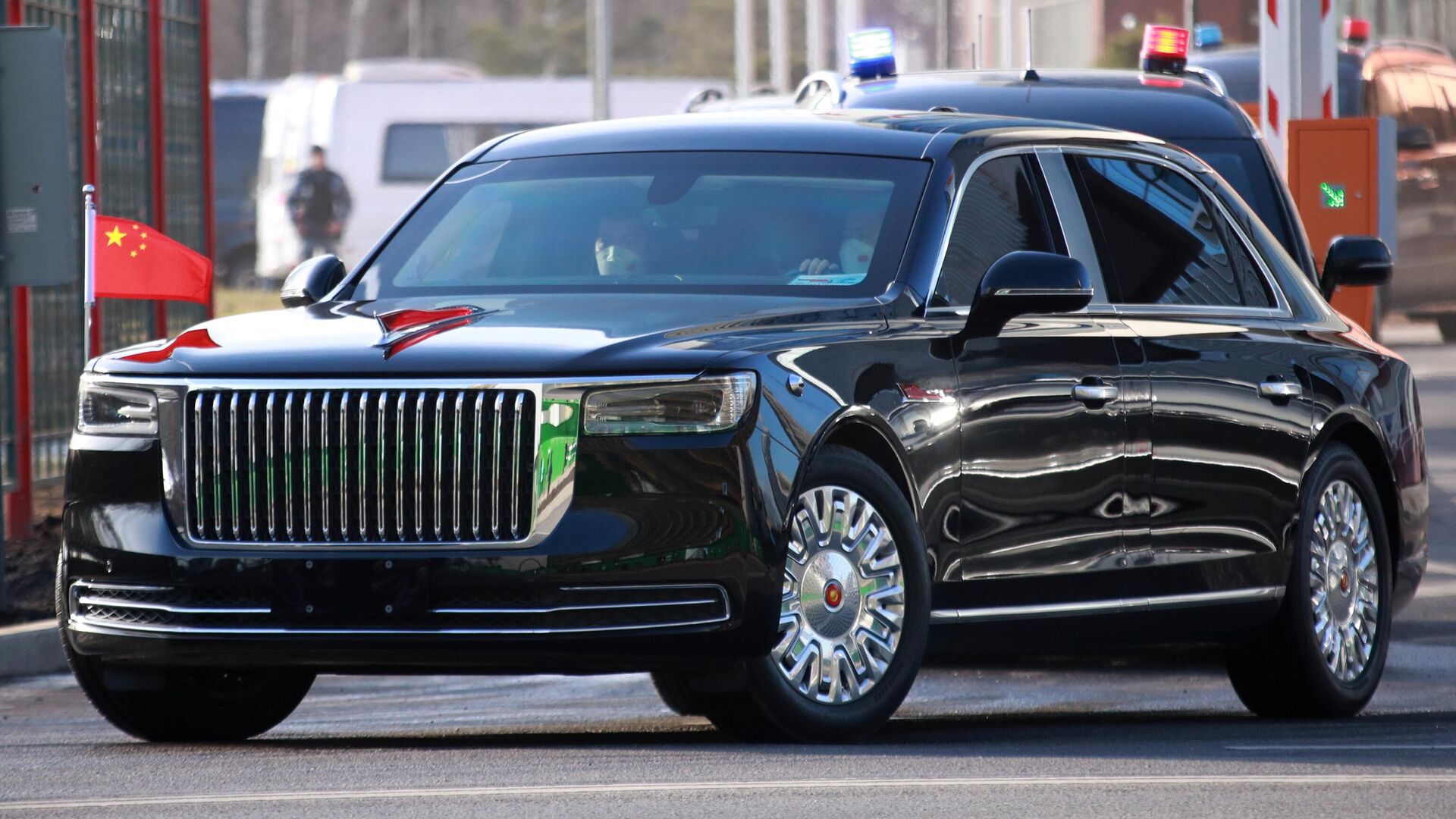 Xe limousine Hồng Kỳ N701 lăn bánh ở Moscow, Nga.