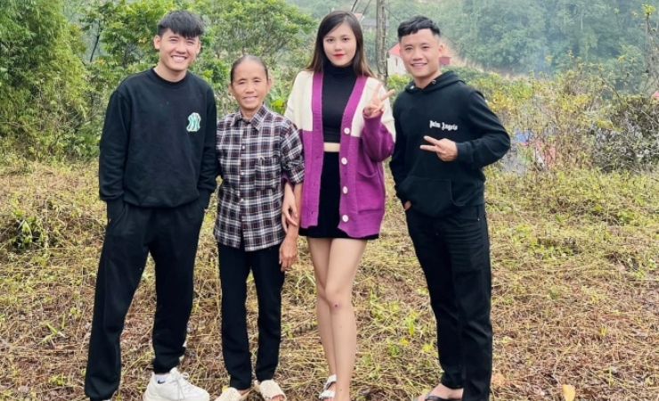 Cách đây hơn 2 năm, Thanh Lương tham gia các video và được giới thiệu là con gái của Bà Tân Vlog.
