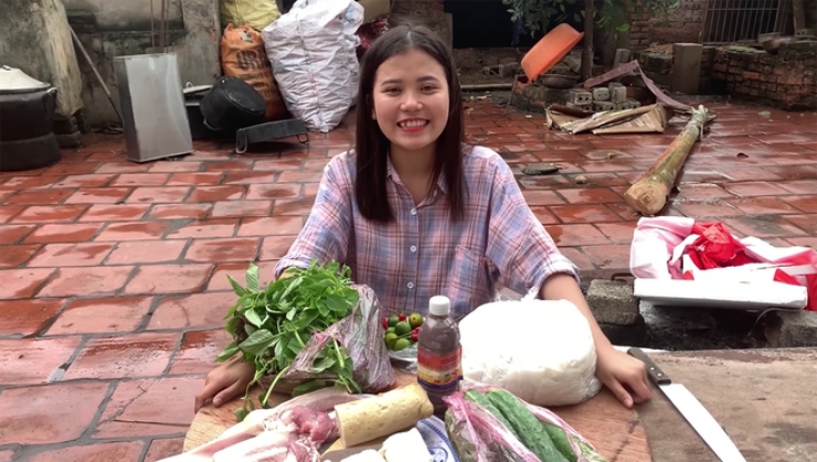 Cô nhanh chóng thu hút sự chú ý bởi ngoại hình cao ráo, xinh xắn, làn da trắng cùng răng khểnh duyên dáng.
