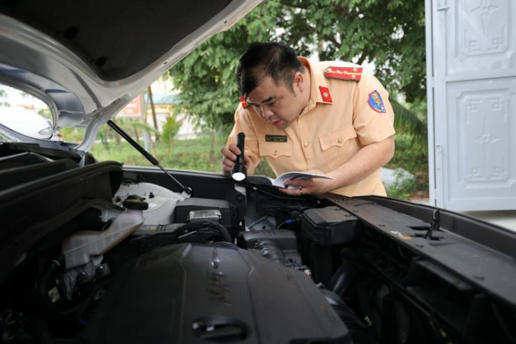 Bộ GTVT cho biết, sẽ tiếp tục nghiên cứu đề xuất cho phép các trung đăng kiểm của lực lượng Công an, Quân đội&nbsp;cung cấp dịch vụ kiểm định xe ô tô.