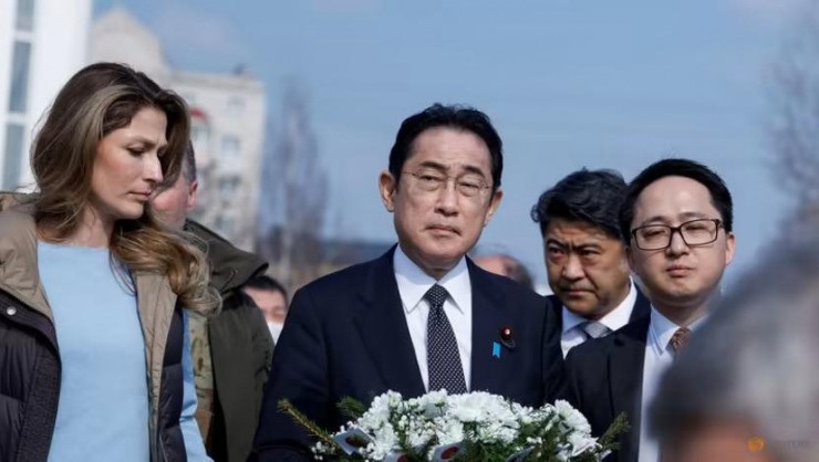 Thủ tướng Nhật Fumio Kishida thăm thị trấn Bucha. Ảnh: REUTERS