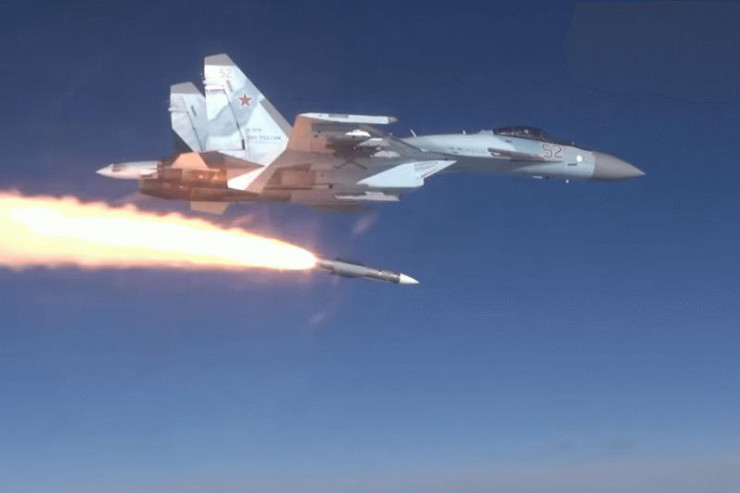 Su-35 của Nga khai hỏa tên lửa. Ảnh: GettyImages