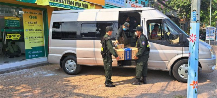 Lực lượng làm nhiệm vụ lập biên bản kiểm tra, tạm giữ nhiều tài liệu phục vụ công tác xác minh, điều tra.