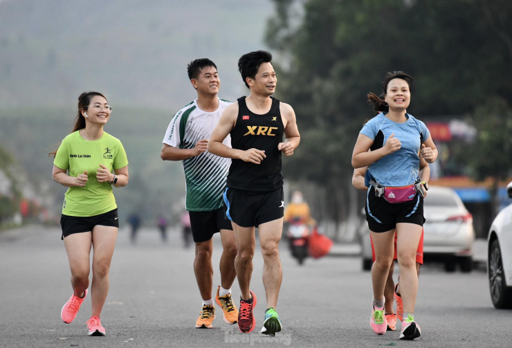 Tiền Phong Marathon 2023: Ra đường gặp &#39;cao thủ&#39; - 4