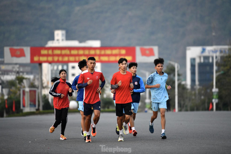 Tiền Phong Marathon 2023: Ra đường gặp &#39;cao thủ&#39; - 2