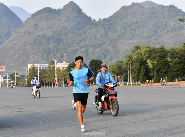  Vận động viên Nguyễn Văn Lai tập luyện để thi đấu tại giải Vô địch Quốc gia Marathon và cự ly dài báo Tiền Phong lần thứ 64 - năm 2023. "Tôi sẽ chuyển sang thi đấu full marathon, nội dung đòi hỏi sức   bền, ý chí và nghị lực, hơn là sức mạnh. Tiền Phong Marathon 2023 là giải đấu đầu tiên tôi chinh phục cự ly này”, anh Lai chia sẻ với PV Tiền Phong.  