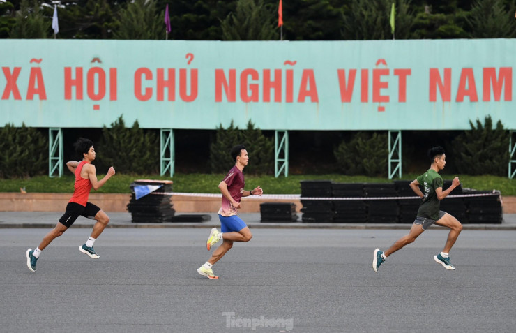 Tiền Phong Marathon 2023: Ra đường gặp &#39;cao thủ&#39; - 12