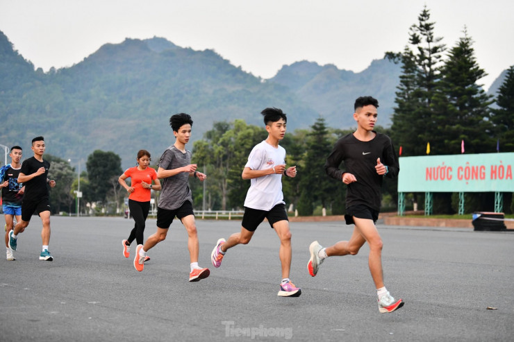 Tiền Phong Marathon 2023: Ra đường gặp &#39;cao thủ&#39; - 13