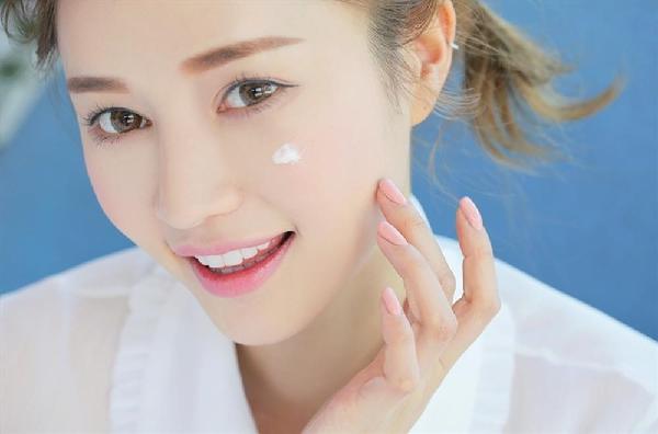 Thoa kem chống nắng là bước rất quan trọng trong quy trình chăm sóc da.
